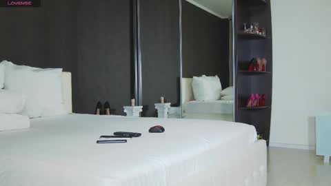 Snapshot of hefner_girl chatting on 10-07-25, 12:46 Helen online show from 10-07-25, 12:46