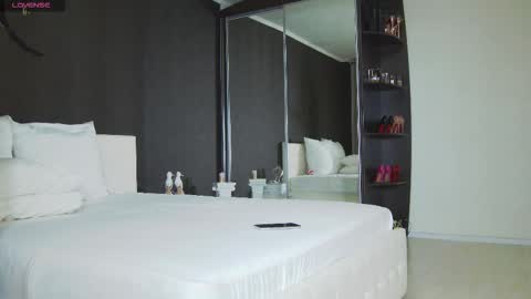 Snapshot of hefner_girl chatting on 10-13-25, 04:18 Helen online show from 10-13-25, 04:18