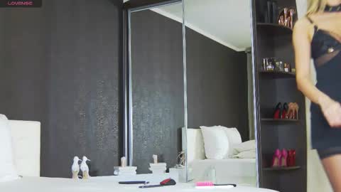 Snapshot of hefner_girl chatting on 10-14-25, 02:29 Helen online show from 10-14-25, 02:29