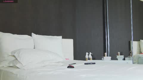 Snapshot of hefner_girl chatting on 10-15-25, 02:33 Helen online show from 10-15-25, 02:33