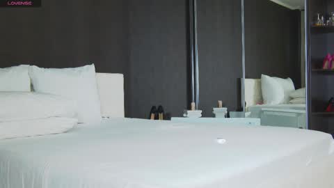 Snapshot of hefner_girl chatting on 10-20-25, 11:10 Helen online show from 10-20-25, 11:10