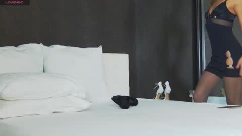 Snapshot of hefner_girl chatting on 10-22-25, 01:28 Helen online show from 10-22-25, 01:28