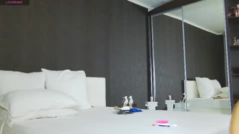 Snapshot of hefner_girl chatting on 10-22-25, 04:18 Helen online show from 10-22-25, 04:18