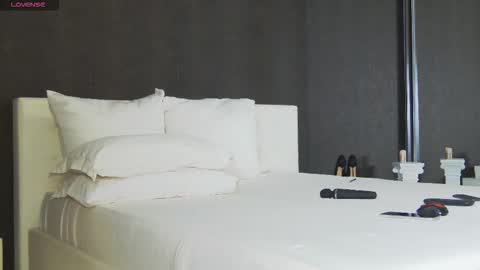 Snapshot of hefner_girl chatting on 10-28-25, 02:15 Helen online show from 10-28-25, 02:15