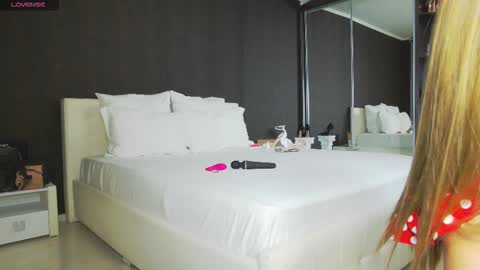 Snapshot of hefner_girl chatting on 11-03-25, 12:46 Helen online show from 11-03-25, 12:46