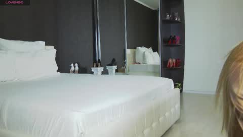 Snapshot of hefner_girl chatting on 11-04-25, 06:29 Helen online show from 11-04-25, 06:29