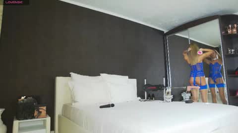 Snapshot of hefner_girl chatting on 11-07-25, 06:41 Helen online show from 11-07-25, 06:41