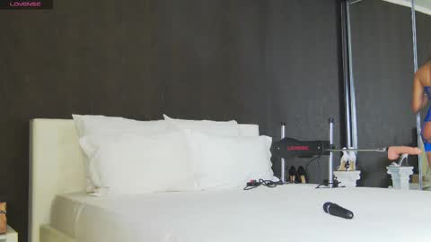 Snapshot of hefner_girl chatting on 11-08-25, 07:19 Helen online show from 11-08-25, 07:19