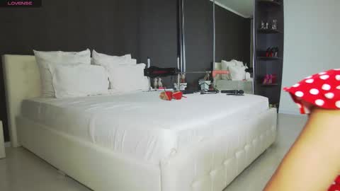 Snapshot of hefner_girl chatting on 11-09-25, 06:06 Helen online show from 11-09-25, 06:06