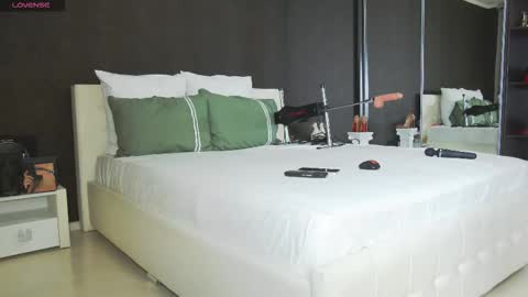 Snapshot of hefner_girl chatting on 11-14-25, 05:11 Helen online show from 11-14-25, 05:11