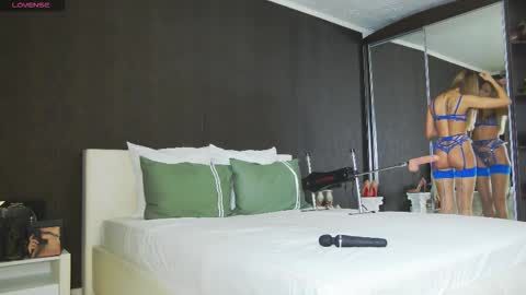 Snapshot of hefner_girl chatting on 11-16-25, 10:43 Helen online show from 11-16-25, 10:43