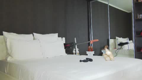 Snapshot of hefner_girl chatting on 11-17-25, 05:52 Helen online show from 11-17-25, 05:52