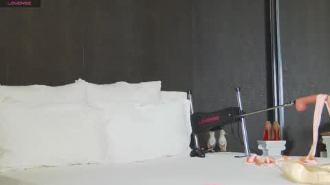 Snapshot of hefner_girl chatting on 11-25-25, 02:00 Helen online show from 11-25-25, 02:00