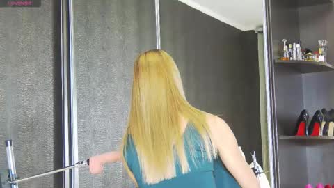 Snapshot of hefner_girl chatting on 11-25-25, 06:52 Helen online show from 11-25-25, 06:52