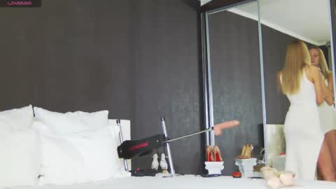 Snapshot of hefner_girl chatting on 11-29-25, 02:14 Helen online show from 11-29-25, 02:14