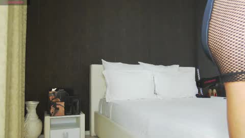 Snapshot of hefner_girl chatting on 12-01-25, 09:09 Helen online show from 12-01-25, 09:09