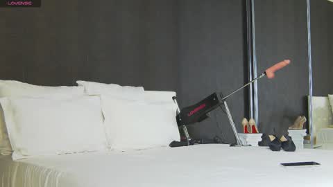 Snapshot of hefner_girl chatting on 12-16-25, 02:16 Helen online show from 12-16-25, 02:16