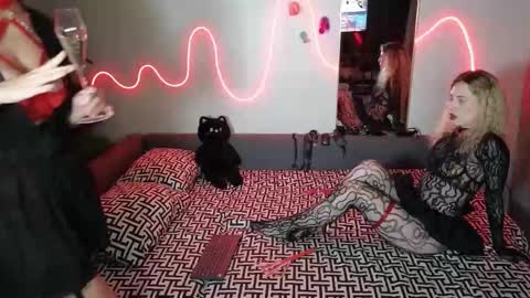 Snapshot of heidiluceous chatting on 02-14-25, 01:40 Heidi brunette Foxy red head and Carrie blondie online show from 02-14-25, 01:40