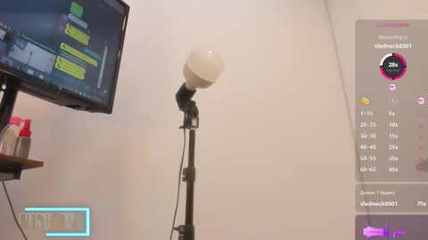 Snapshot of heleenhott_ chatting on 11-27-25, 12:35 hellen online show from 11-27-25, 12:35