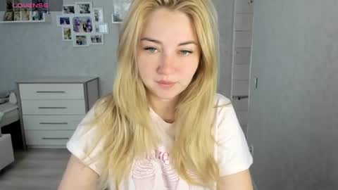 Snapshot of helen_angel_girl chatting on 06-17-26, 06:05 Helen sven online show from 06-17-26, 06:05
