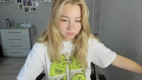 Snapshot of helen_angel_girl chatting on 06-30-26, 04:57 Helen sven online show from 06-30-26, 04:57