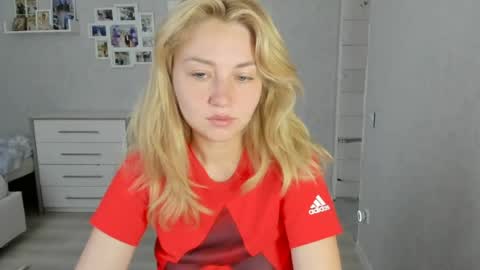 Snapshot of helen_angel_girl chatting on 07-13-26, 06:27 Helen sven online show from 07-13-26, 06:27