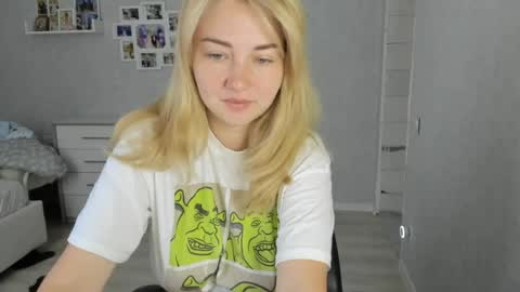 Snapshot of helen_angel_girl chatting on 07-22-26, 06:16 Helen sven online show from 07-22-26, 06:16