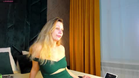 helen_williamss online show from 12-15-25, 01:10