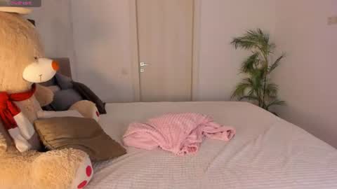 Snapshot of helena_lorente chatting on 07-27-26, 01:29 Helen online show from 07-27-26, 01:29