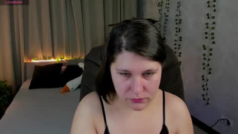 Snapshot of helenahoffmann chatting on 02-19-26, 04:08 helenahoffmann online show from 02-19-26, 04:08
