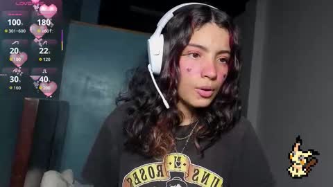 Snapshot of helia_n_amy chatting on 10-17-25, 06:05 Helia Transfem and Amy online show from 10-17-25, 06:05