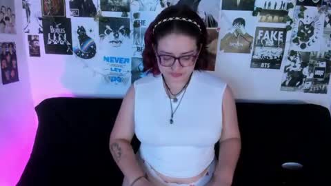 Snapshot of hellen21rose chatting on 06-11-26, 04:43 hellen online show from 06-11-26, 04:43