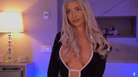 Snapshot of hellenroyy chatting on 10-26-25, 04:29 hellenroyy online show from 10-26-25, 04:29