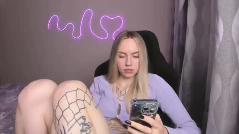 Snapshot of hello_kittykk chatting on 05-26-26, 04:58 Lisa online show from 05-26-26, 04:58