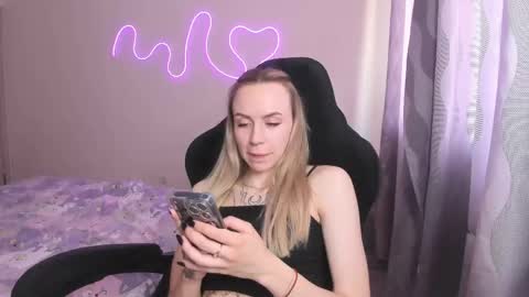 Snapshot of hello_kittykk chatting on 06-05-26, 02:45 Lisa online show from 06-05-26, 02:45