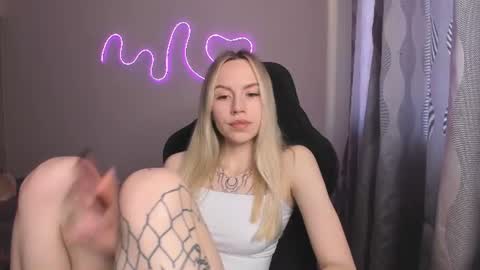 Snapshot of hello_kittykk chatting on 06-10-26, 05:45 Lisa online show from 06-10-26, 05:45