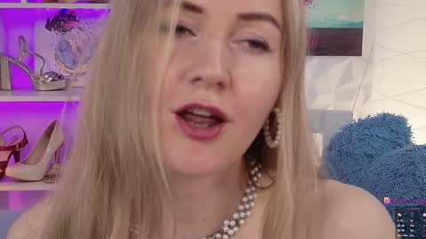 Alisia  Monday to Friday from 10 am to 4 pm GMT 2 online show from 02-05-25, 11:12