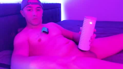 Snapshot of hennidrip chatting on 11-22-25, 12:09 HENNIDRIP online show from 11-22-25, 12:09