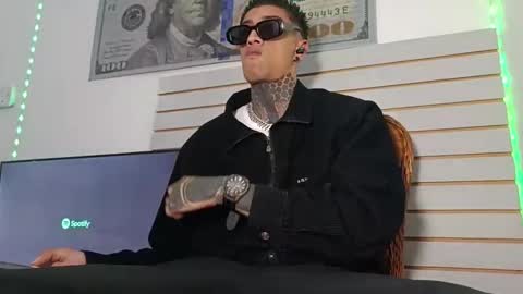 Snapshot of henzzeld420 chatting on 05-18-26, 01:02 Henzeld online show from 05-18-26, 01:02