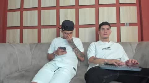 Snapshot of heteros_men chatting on 02-15-25, 08:11 heteros men online show from 02-15-25, 08:11
