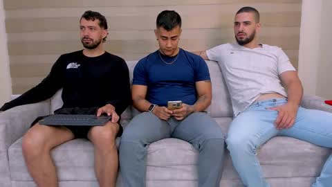 Snapshot of heteros_men chatting on 02-22-25, 01:24 heteros men online show from 02-22-25, 01:24