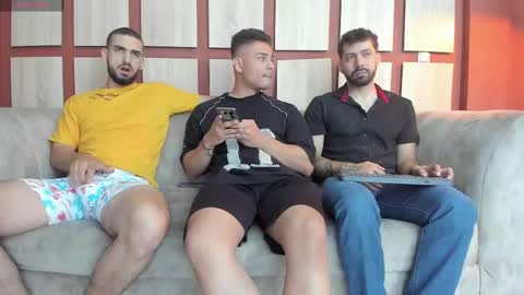 Snapshot of heteros_men chatting on 02-23-25, 02:35 heteros men online show from 02-23-25, 02:35