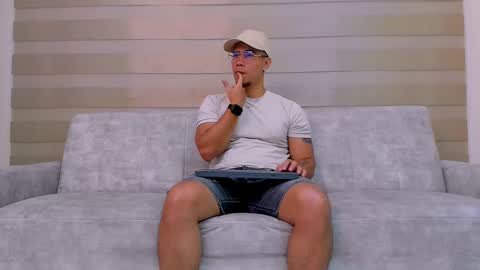 Snapshot of heteros_men chatting on 02-25-25, 01:28 heteros men online show from 02-25-25, 01:28