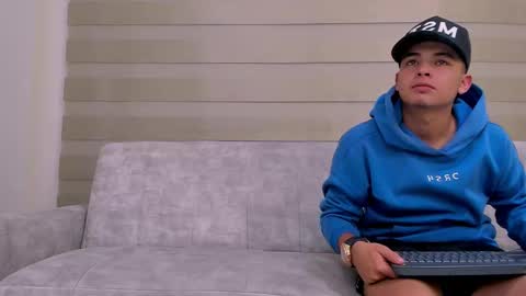 Snapshot of heteros_men chatting on 03-06-25, 10:26 heteros men online show from 03-06-25, 10:26