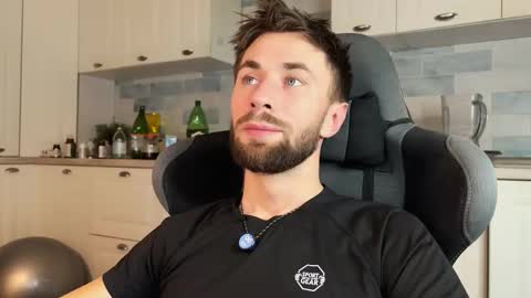 Snapshot of hey_arnold chatting on 12-14-25, 02:28 Arnold online show from 12-14-25, 02:28