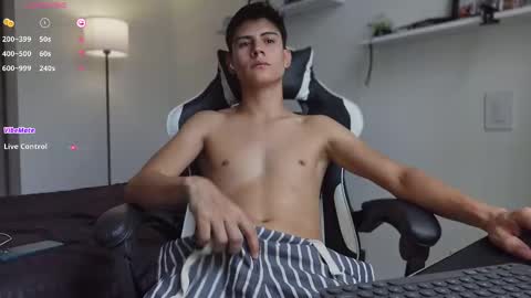 Snapshot of hey_cesard chatting on 09-11-25, 12:38 hey_cesard online show from 09-11-25, 12:38