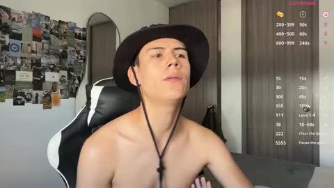 Snapshot of hey_cesard chatting on 10-21-25, 04:08 hey_cesard online show from 10-21-25, 04:08