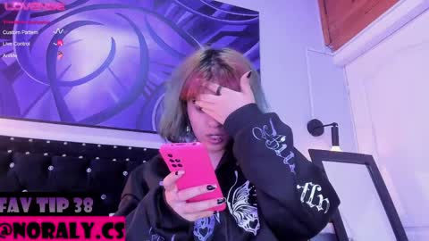 Snapshot of hey_noraly chatting on 05-18-26, 04:29 Noraly online show from 05-18-26, 04:29