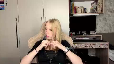 Snapshot of hilarianimocks chatting on 07-27-26, 07:15 Emma online show from 07-27-26, 07:15
