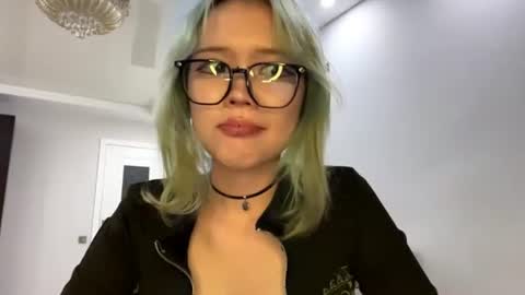 Snapshot of hildegardescore chatting on 07-23-26, 03:43 Kaori online show from 07-23-26, 03:43